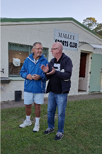 Winner Bob Martin congratulated by President John van Barneveld.